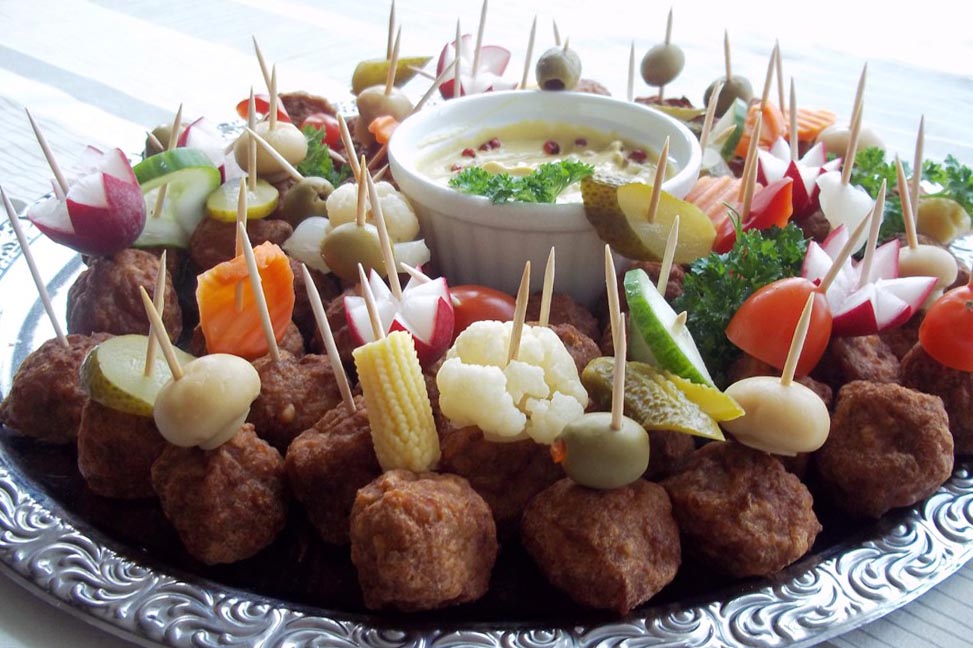 Bunte Fleischbaellchenplatte mit Gemuese und Dip, appetitlich dekoriert