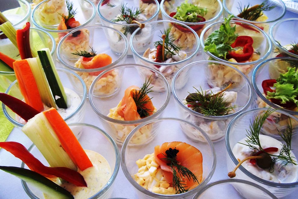 Bunte Vorspeisen im Glas mit Lachs Dill Salat und Gemuesestreifen