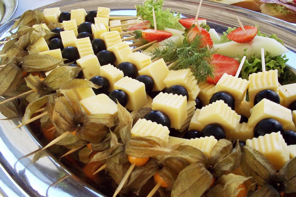 Bunte Käse und Heidelbeer Spieße auf Silberplatte mit Erdbeeren und Grünzeug