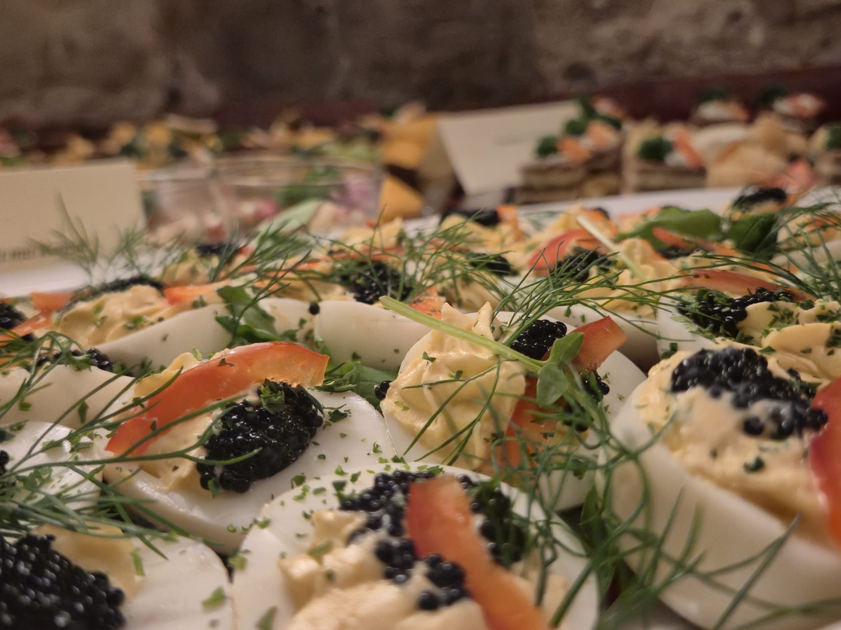Bunte Canapes mit Kaviar Dill und Creme auf Tablett in Nahaufnahme